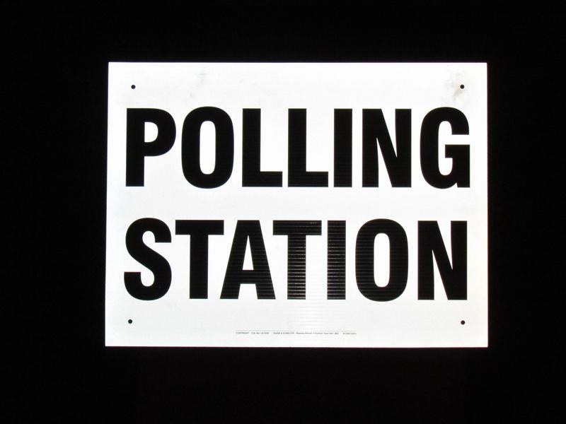Reflective polling station sign (LE104D). Bilingual also available.